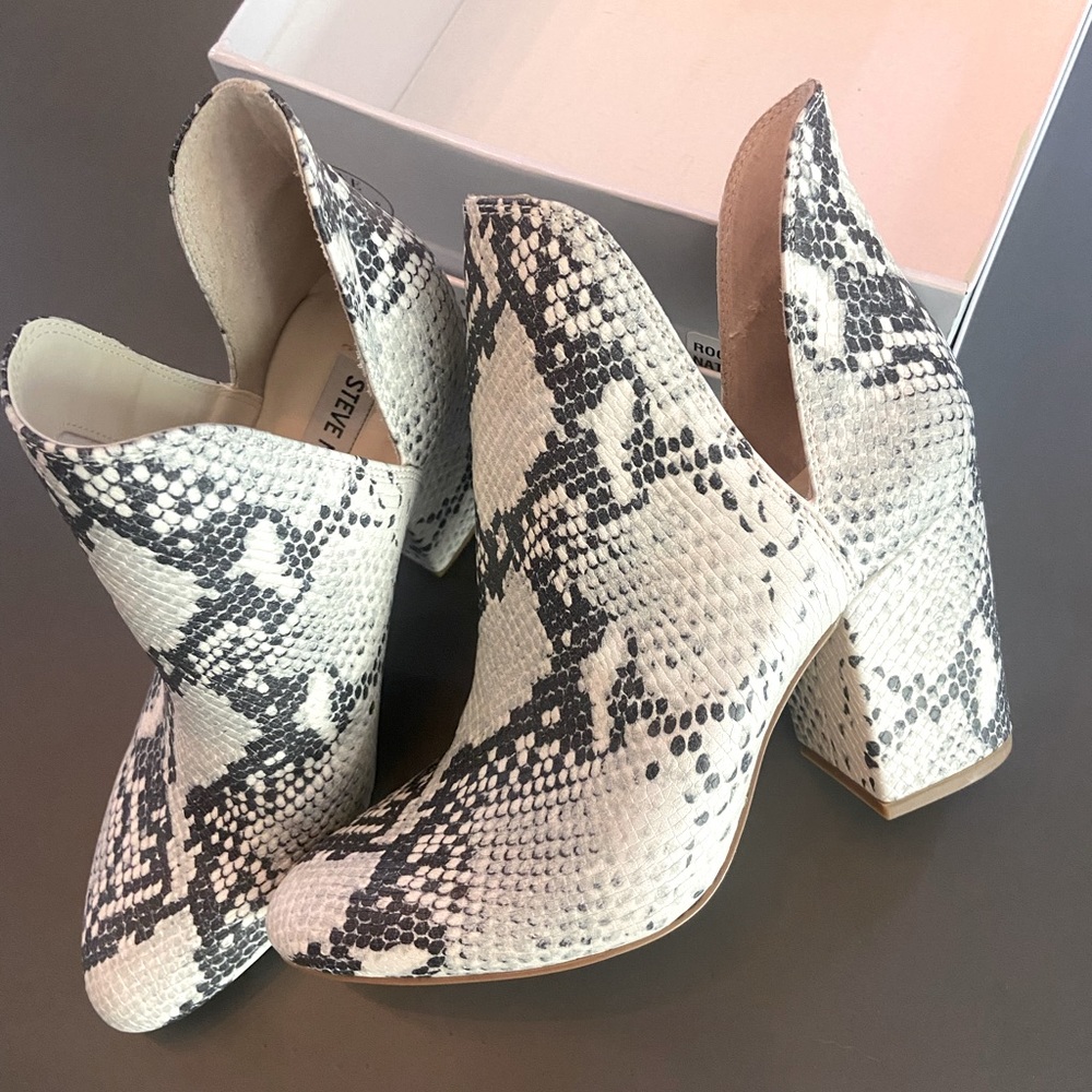 NWOT snake skin Steve Madden booties